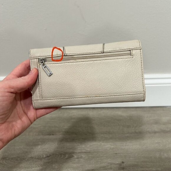 NWOT Guess Ivory Wallet - Picture 4 of 4